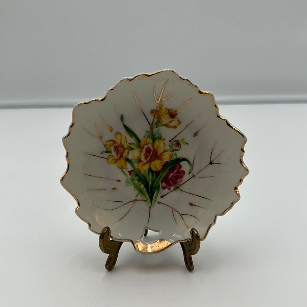 Nasco Leaf Dish Yellow Daffodil Flowers